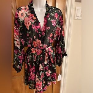 NWT beautiful robe with lace detail.